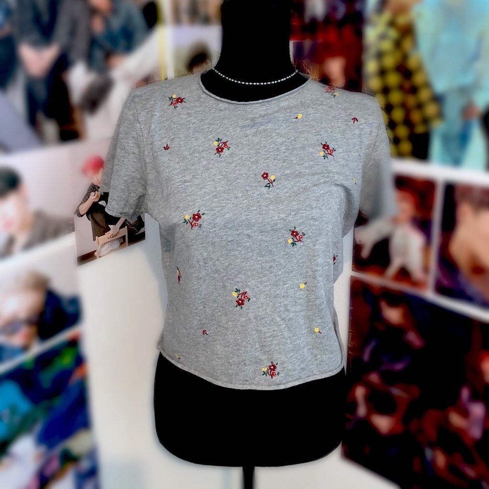 Gray Cropped T-Shirt with Embroidered Flowers